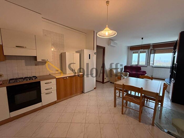 Appartamento quadrilocale in affitto in Via Repubblica di Montefiorino, Crocetta, Modena