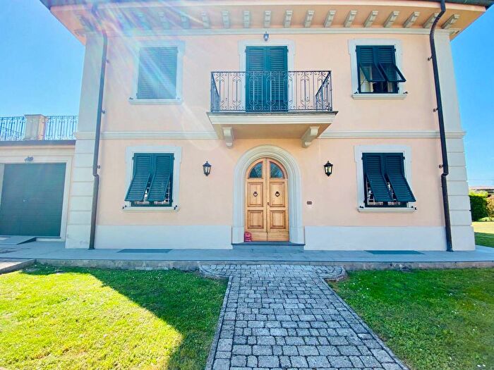 Casa con 6 locali in affitto in Via del Tanaro, Santissima Annunziata, Lucca