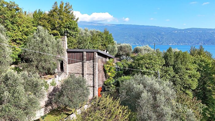 Casa trilocale in vendita in Via Angelo Feltrinelli, Gargnano