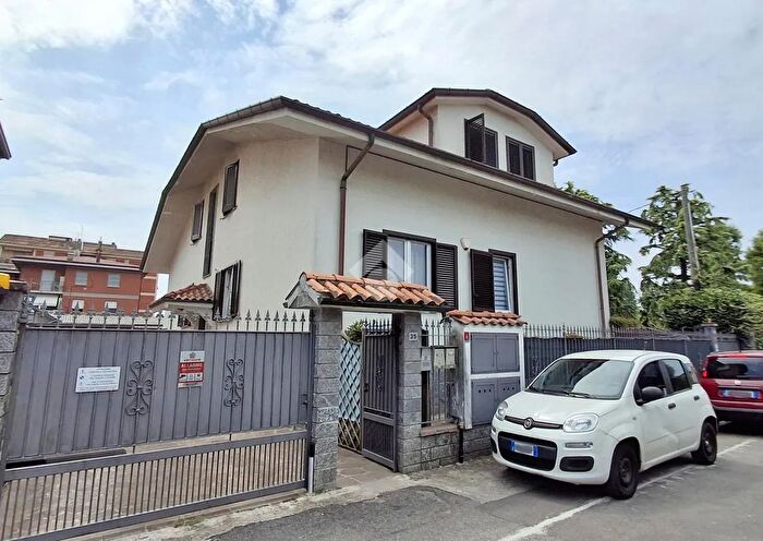 Appartamento trilocale in vendita in Via Magenta, Carate Brianza