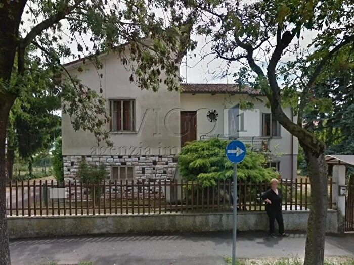 Casa con 11 locali in vendita in Via Guglielmo Marconi, Noventa Vicentina