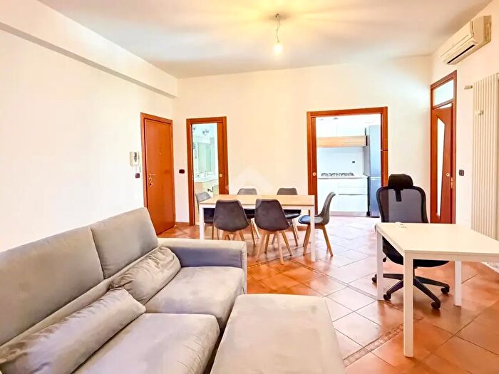 Appartamento trilocale in vendita in Via Cosenza, Milano