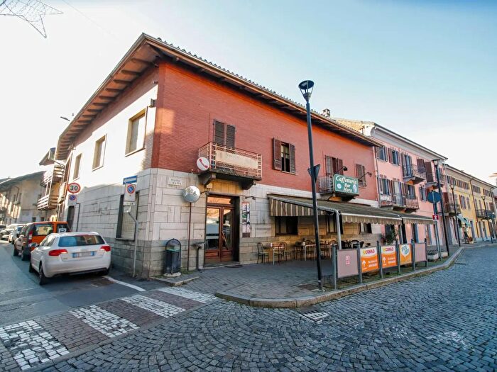 Casa con 10 locali in vendita in Piazza Luigi Massa, Montanaro
