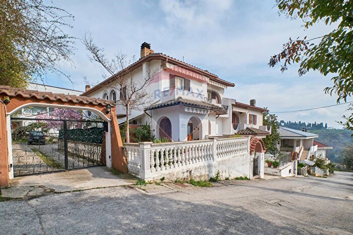 Casa con 8 locali in vendita in Penne