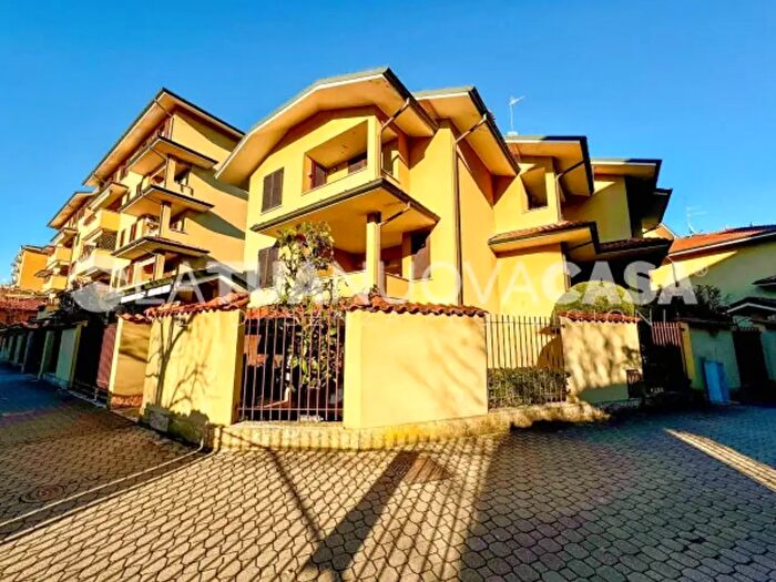 Casa quadrilocale in vendita in Via Don Antonio Villa, Bareggio