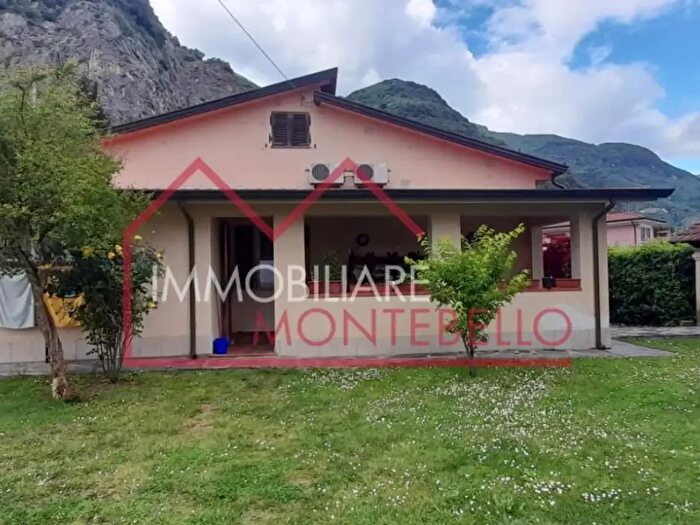 Casa con 8 locali in vendita in Montebello, Camaiore