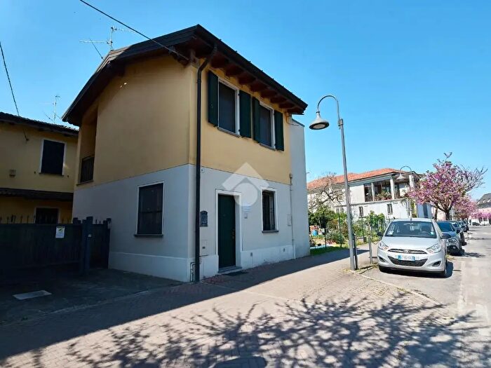 Casa bilocale in vendita in Via Martiri della Liberazione, Spino DAdda