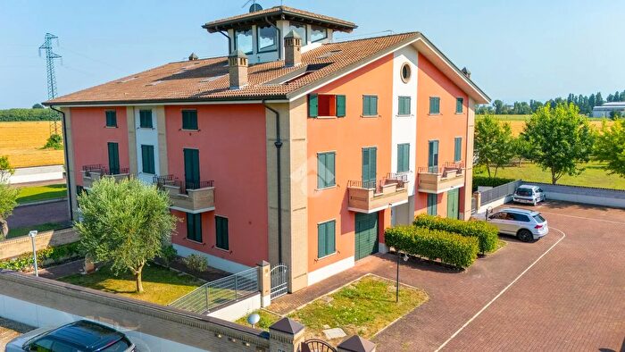 Appartamento trilocale in vendita in Via Peschiera, Castelnovo Di Sotto