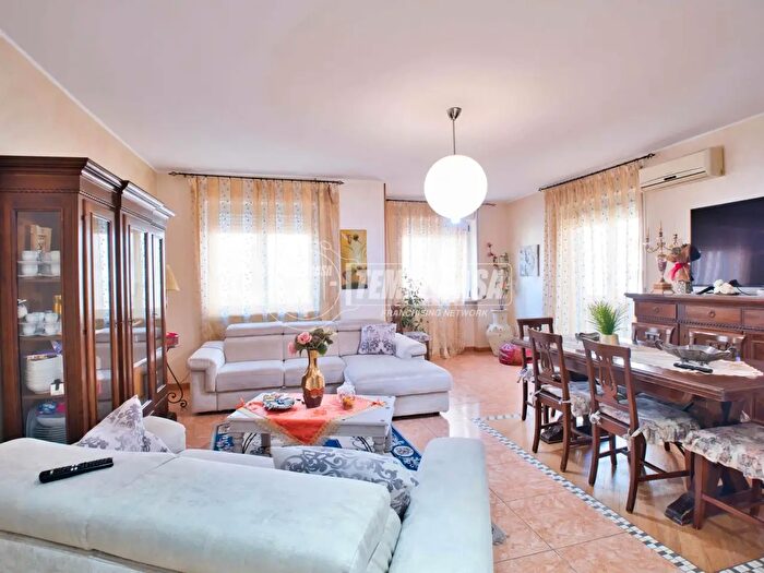 Appartamento trilocale in vendita in Via Aosta, Novara