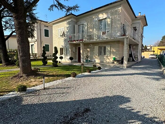 Casa con 15 locali in vendita in Lucca