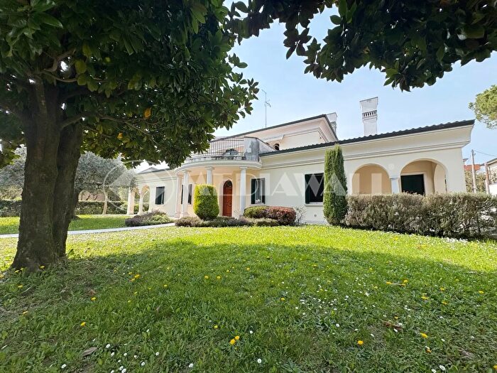 Casa con 12 locali in vendita in Pordenone