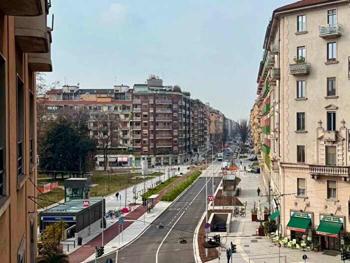 Appartamento trilocale in affitto in Via Antonio Dugnani, Solari, Milano