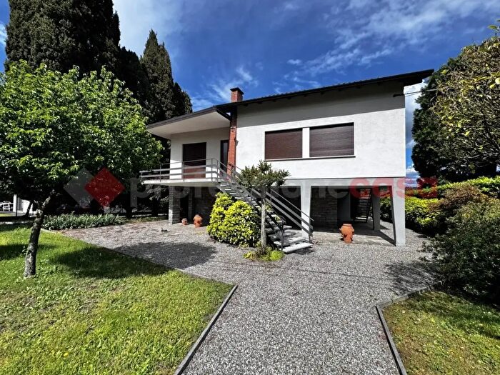 Casa con 8 locali in vendita in Via Tesio, Dormelletto