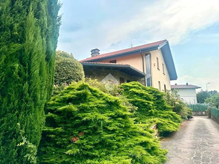 Casa con 6 locali in vendita in Via Gianico, Artogne