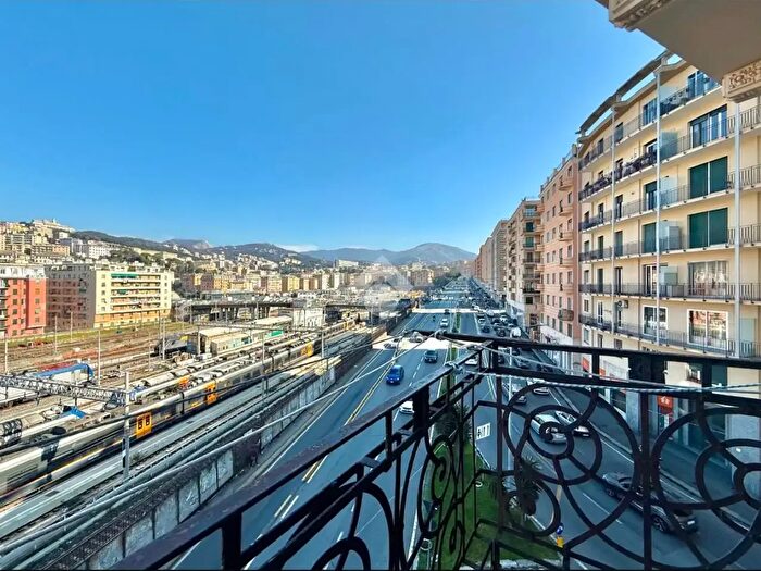 Appartamento quadrilocale in vendita in Via Montevideo, Genova