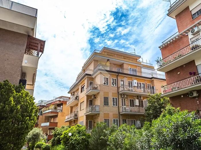 Appartamento quadrilocale in vendita in Via Enrico Besta, Roma