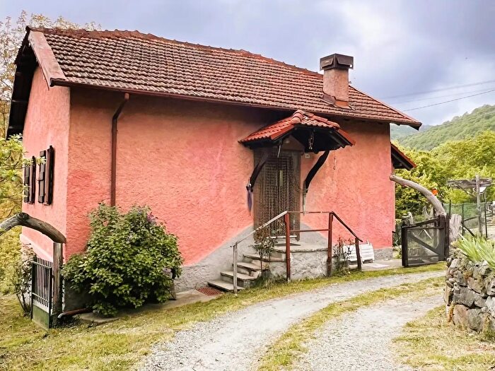 Casa con 6 locali in vendita in Strada Pessina Batresca, Ponzone