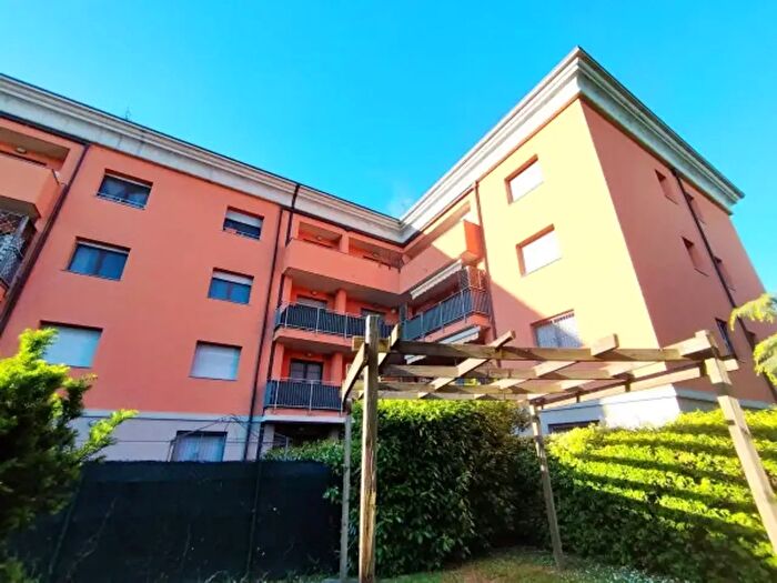 Appartamento quadrilocale in vendita in Via Arona, Rho