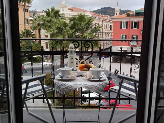 Casa bilocale in affitto in Piazza Edmondo De Amicis, Oneglia, Imperia