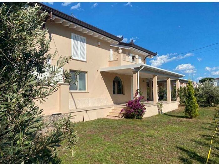 Casa con 6 locali in affitto in Via Michelangelo Buonarroti, Lido di Camaiore, Camaiore