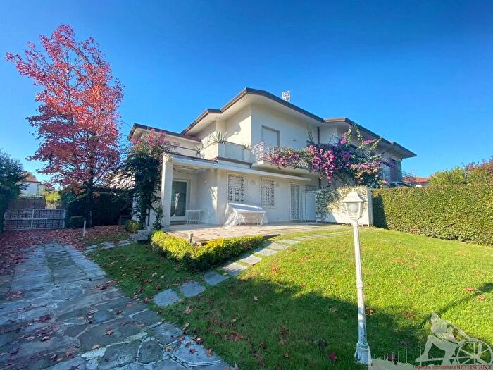 Casa con 7 locali in vendita in Forte Dei Marmi