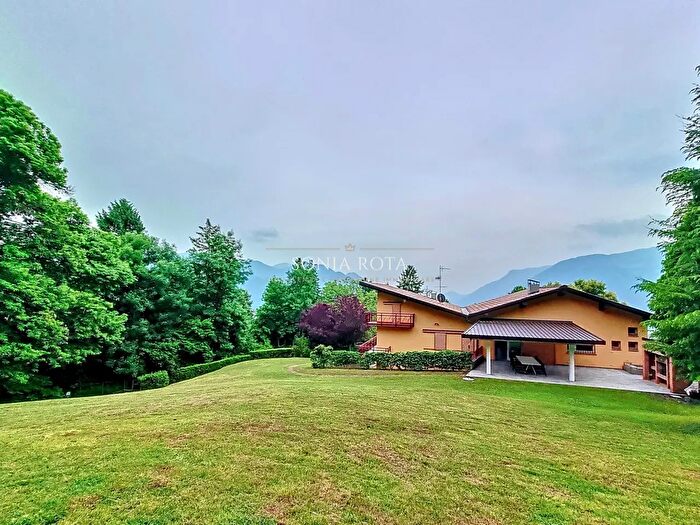 Casa con 15 locali in vendita in Via Barbarigo, Clusone