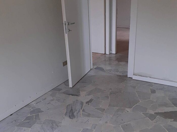 Appartamento trilocale in affitto in Piazza Pietro Frattini, Lorenteggio, Milano
