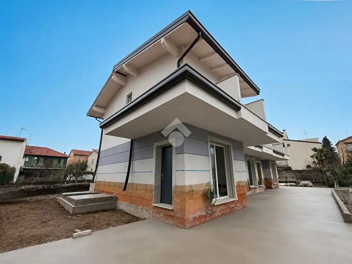 Casa trilocale in vendita in Via col di Lana, Brugherio