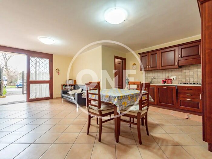 Appartamento trilocale in vendita in Via Casal Cerrone, Roma