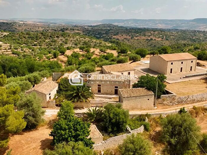 Casa con 6 locali in vendita in Modica