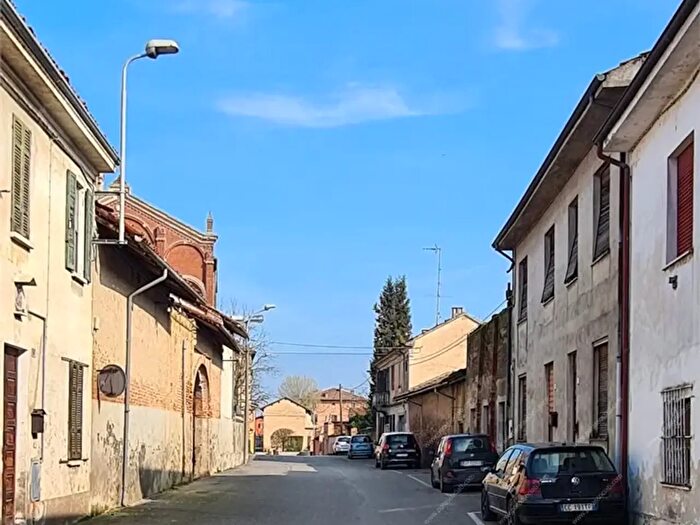 Casa con 6 locali in vendita in Via Marziani, Gambarana