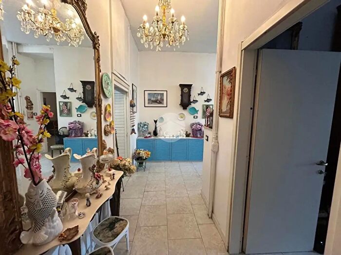 Appartamento quadrilocale in vendita in Via Saint Bon, Milano