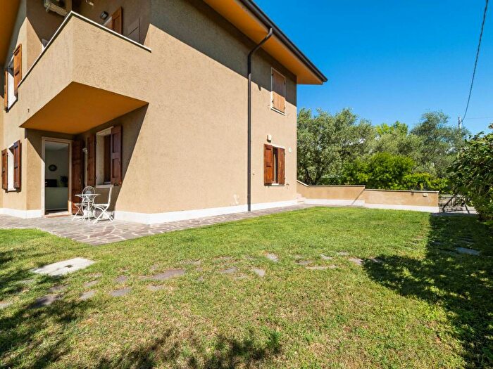 Appartamento trilocale in affitto in Via dei Poggi, Centro, Bardolino