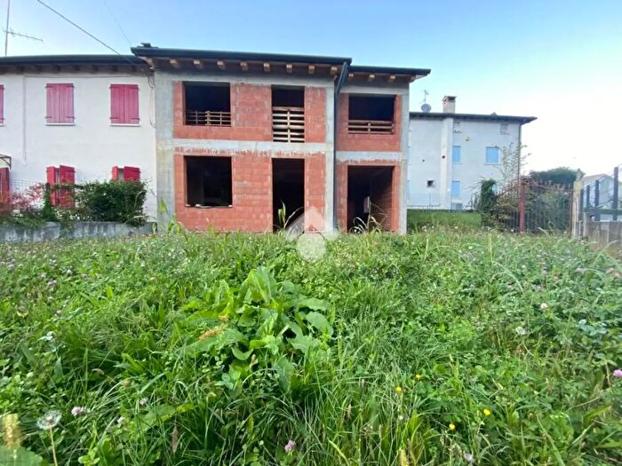 Casa con 5 locali in vendita in Via Monte Grappa, Cornuda