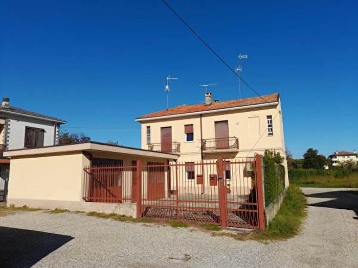 Casa con 6 locali in vendita in Vigevano