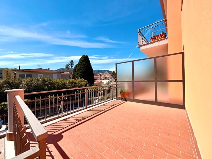 Appartamento quadrilocale in vendita in Regione Burrone, Albenga