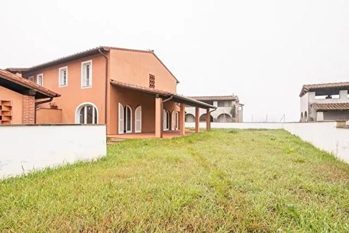 Casa con 6 locali in vendita in Calcinaia