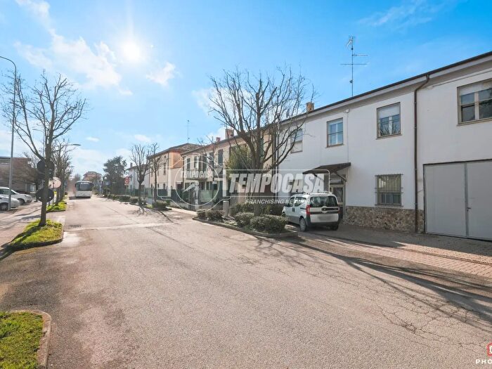 Appartamento con 8 locali in vendita in Via Cesare Battisti, Conselice