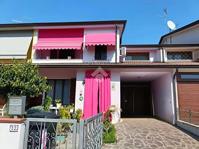 Casa con 5 locali in vendita in Via Parmigiani M F, Viadana