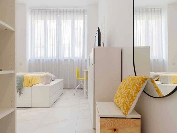 Appartamento con 6 locali in affitto in Viale Bligny, Bocconi, Milano