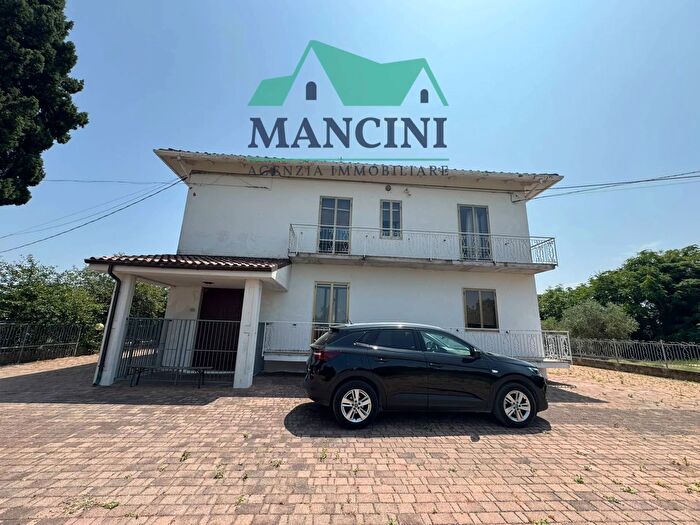 Casa con 9 locali in vendita in Via Montefiore, Monsano