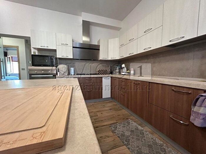 Casa con 7 locali in vendita in Via G Verdi, Villaga