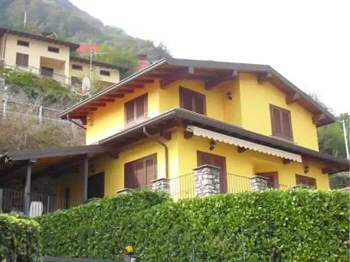 Casa con 8 locali in vendita in Via per Schignano, Argegno