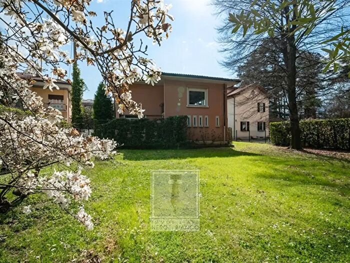 Appartamento quadrilocale in vendita in Via Mazzini, Calolziocorte