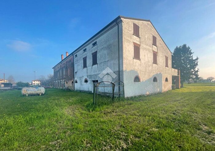 Casa con 8 locali in vendita in Via IV Novembre, Castel DArio