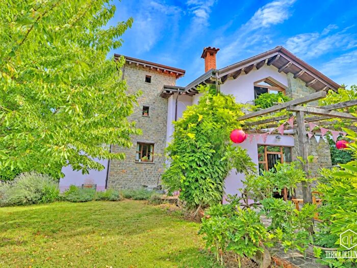 Casa con 15 locali in vendita in Licciana Nardi