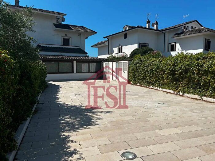 Casa con 8 locali in vendita in Via Lido di Enea, Terracina