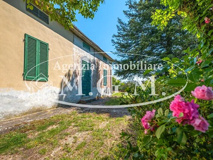 Casa con 8 locali in vendita in Buti