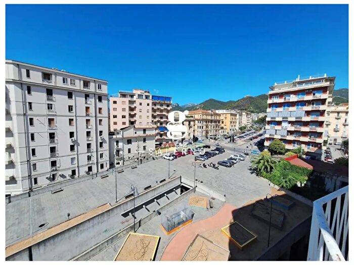 Appartamento con 5 locali in vendita in Via Zara, Salerno