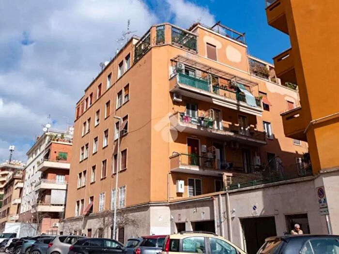 Appartamento trilocale in vendita in Via Berengario, Roma